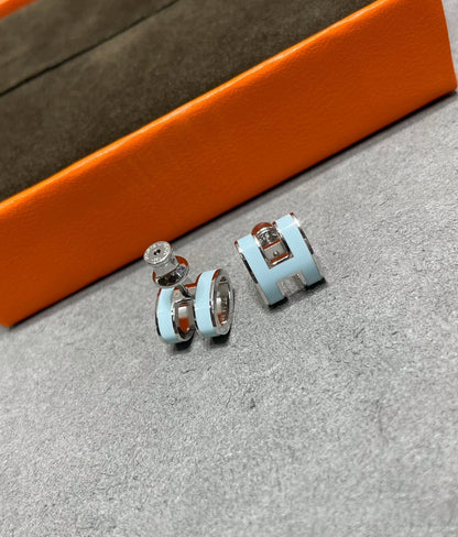 [Sophire Jewelry ]POP H SKY BLUE STUD EARRINGS