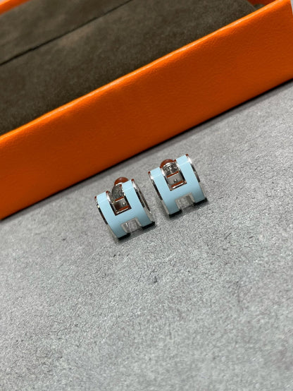[Sophire Jewelry ]POP H SKY BLUE STUD EARRINGS