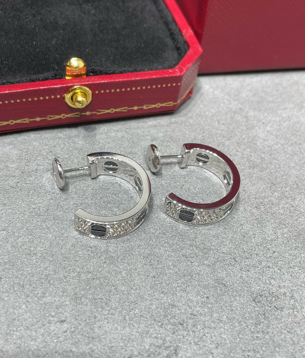 [Sophire Jewelry ]LOVE CERAMIC DIAMOND PAVED SILVER EARRINGS