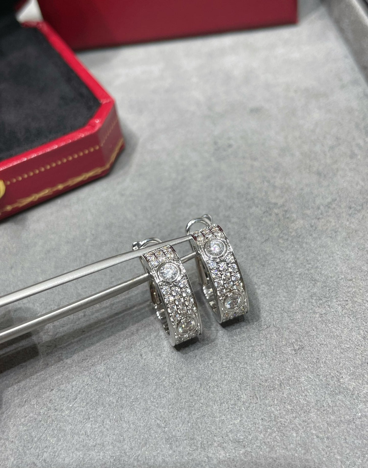 [Sophire Jewelry ]LOVE 5.5MM DIAMOND PAVED EARRINGS