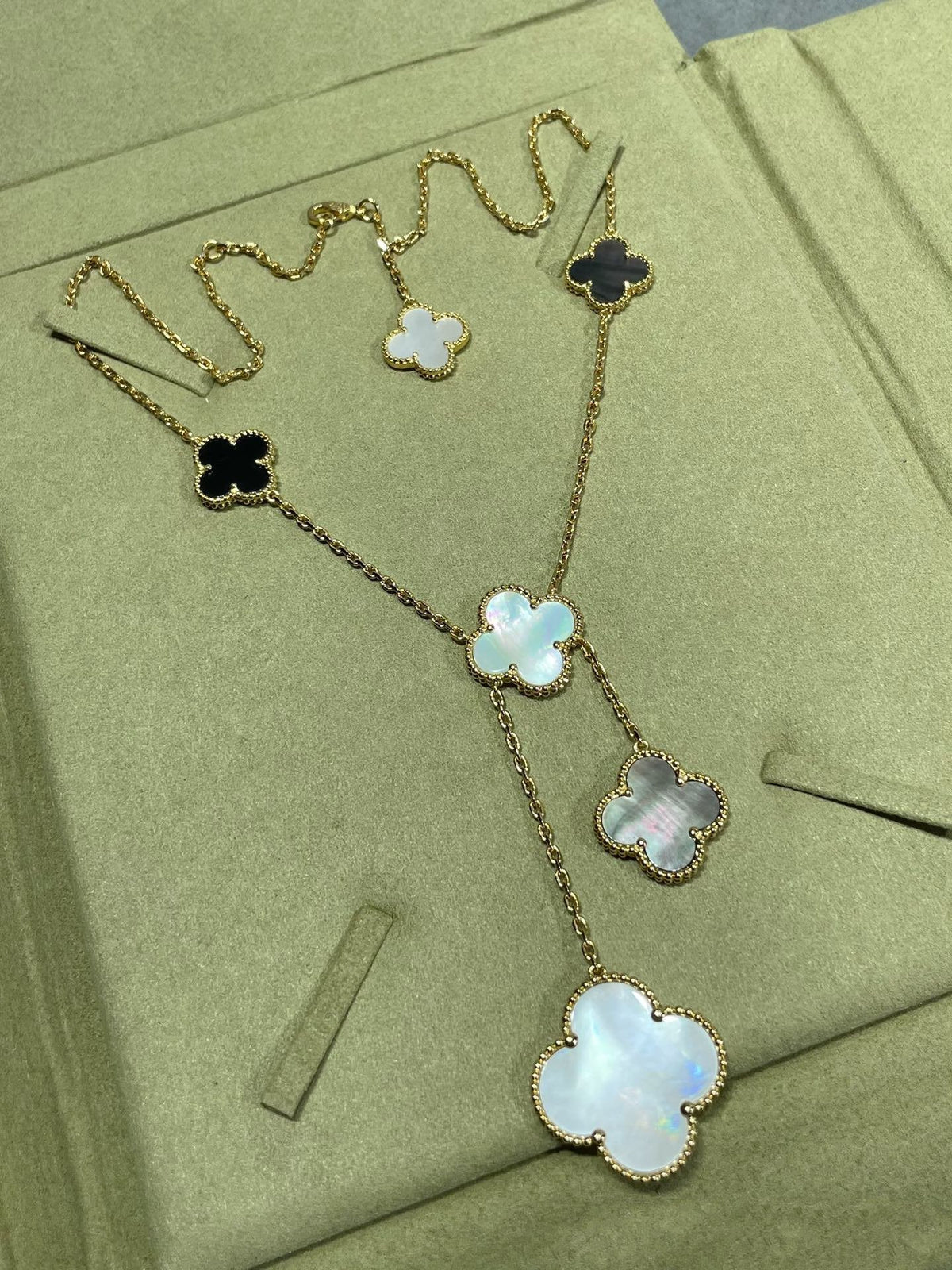 [Sophire Jewelry ]CLOVER 6 MOTIF MOP ONYX GOLD NECKLACE
