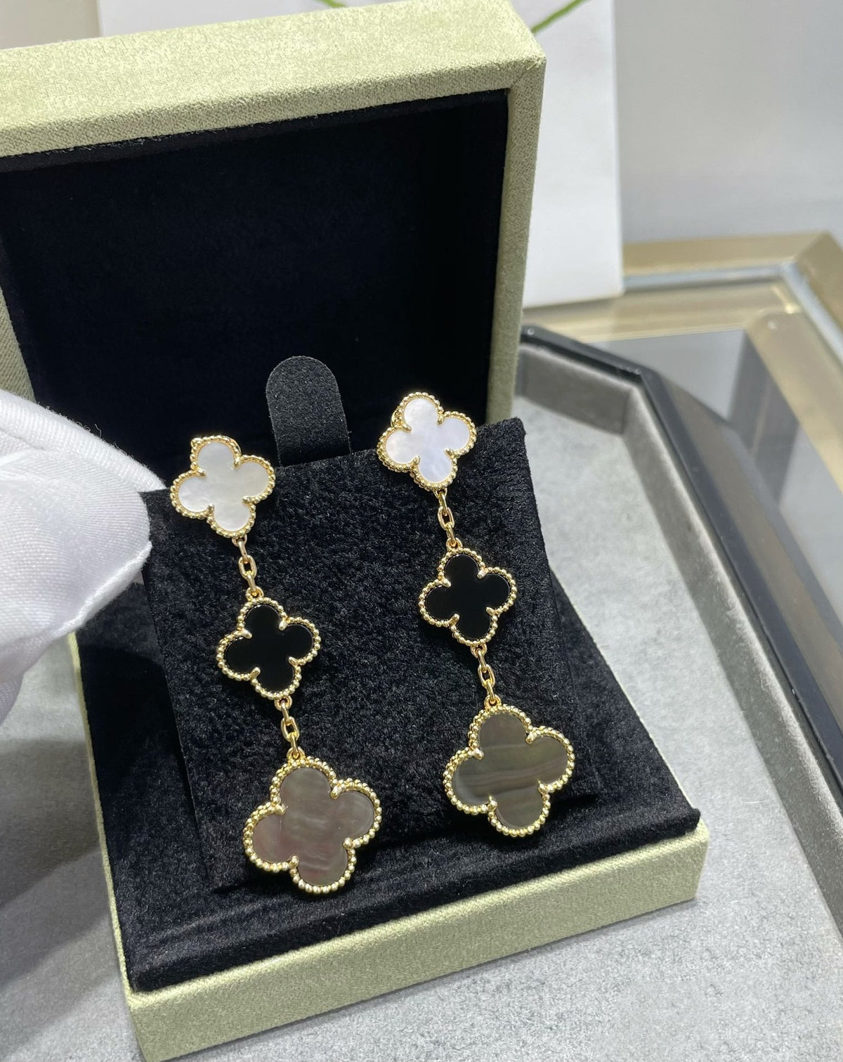 [Sophire Jewelry ]CLOVER 3 MOTIF MOP ONYX DARK MOP PINK GOLD EARRINGS