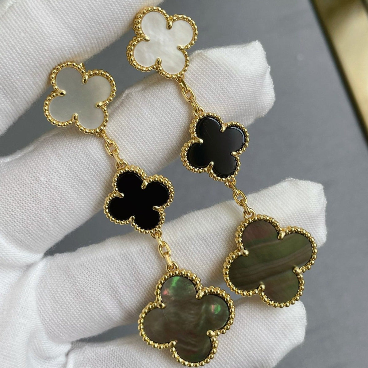 [Sophire Jewelry ]CLOVER 3 MOTIF MOP ONYX DARK MOP PINK GOLD EARRINGS