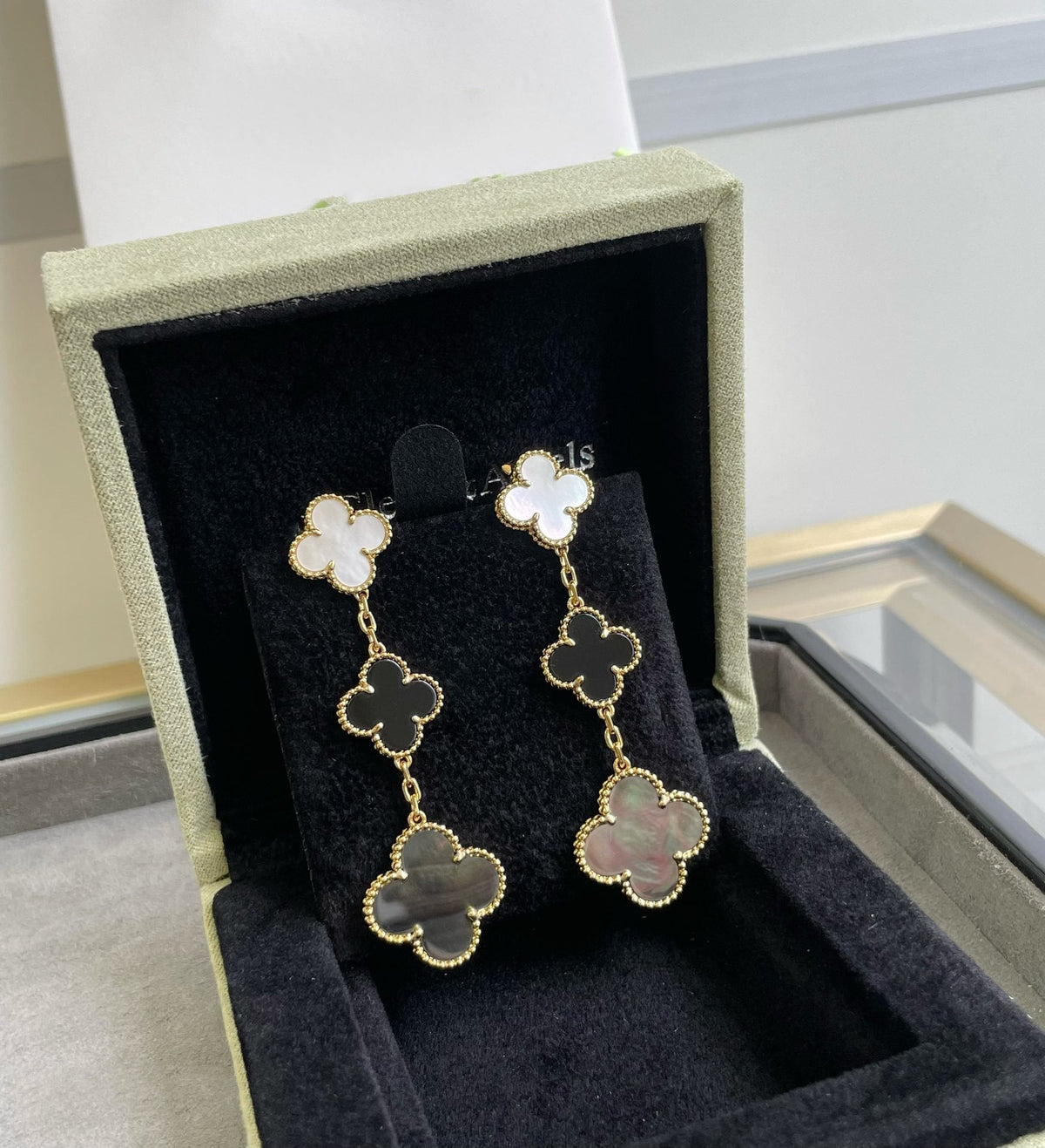 [Sophire Jewelry ]CLOVER 3 MOTIF MOP ONYX DARK MOP PINK GOLD EARRINGS