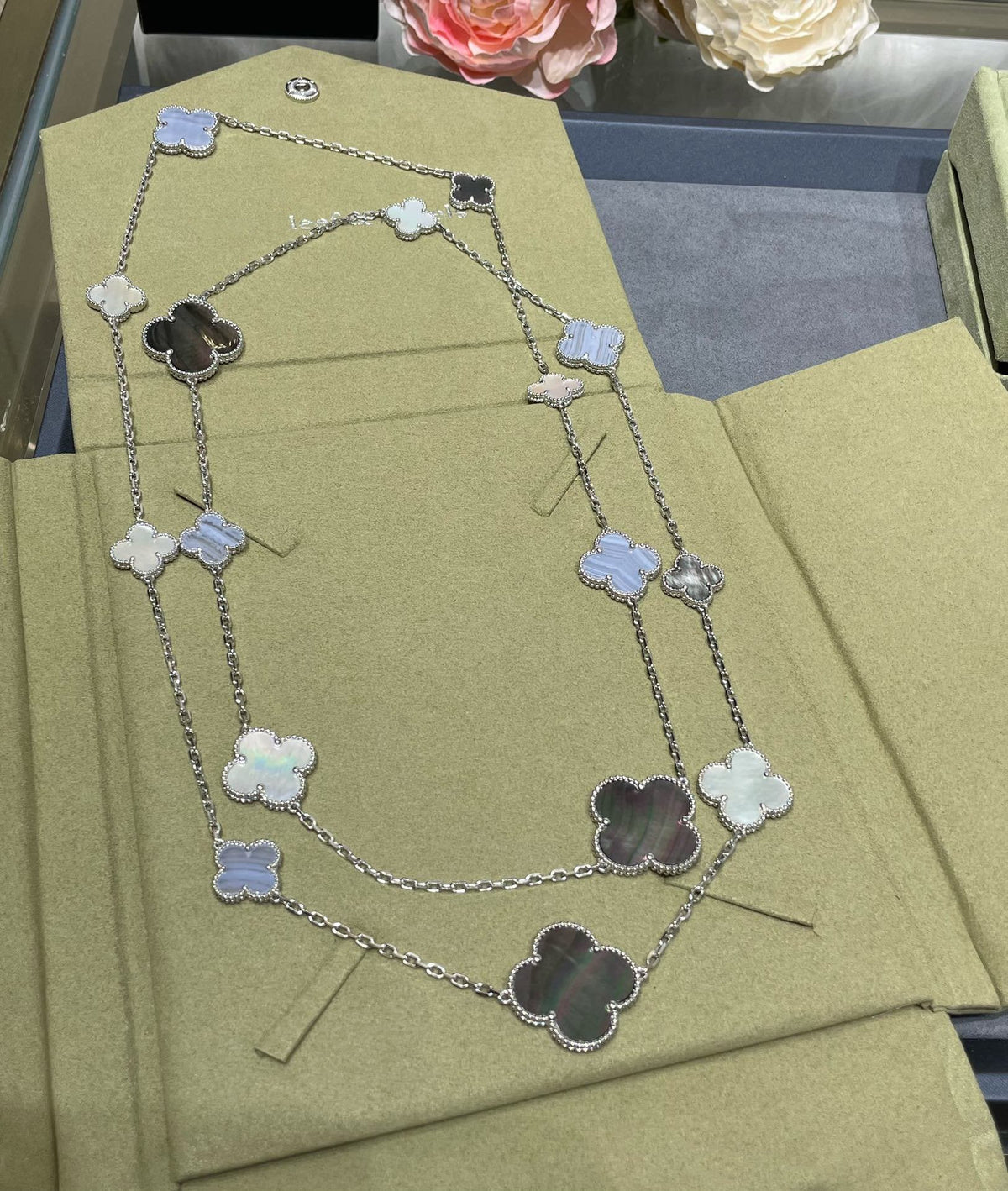 [Sophire Jewelry ]CLOVER 16 MOTIF CHALCEDONY MOP SILVER NECKLACE