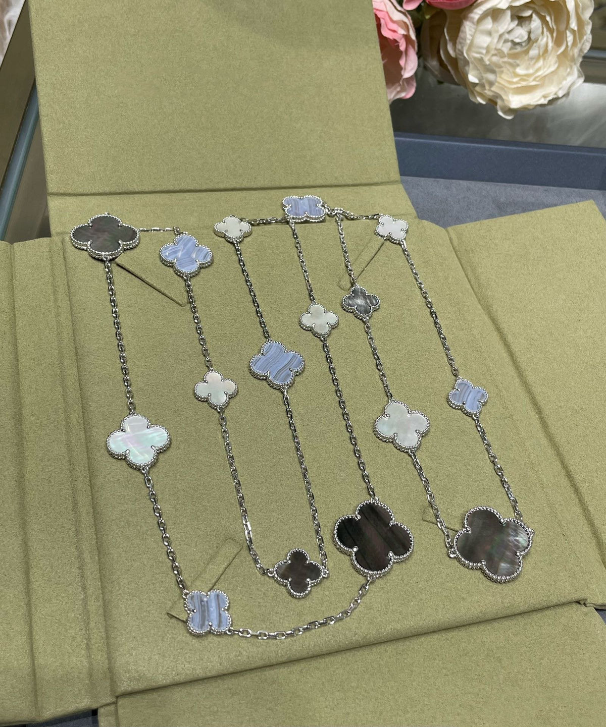 [Sophire Jewelry ]CLOVER 16 MOTIF CHALCEDONY MOP SILVER NECKLACE