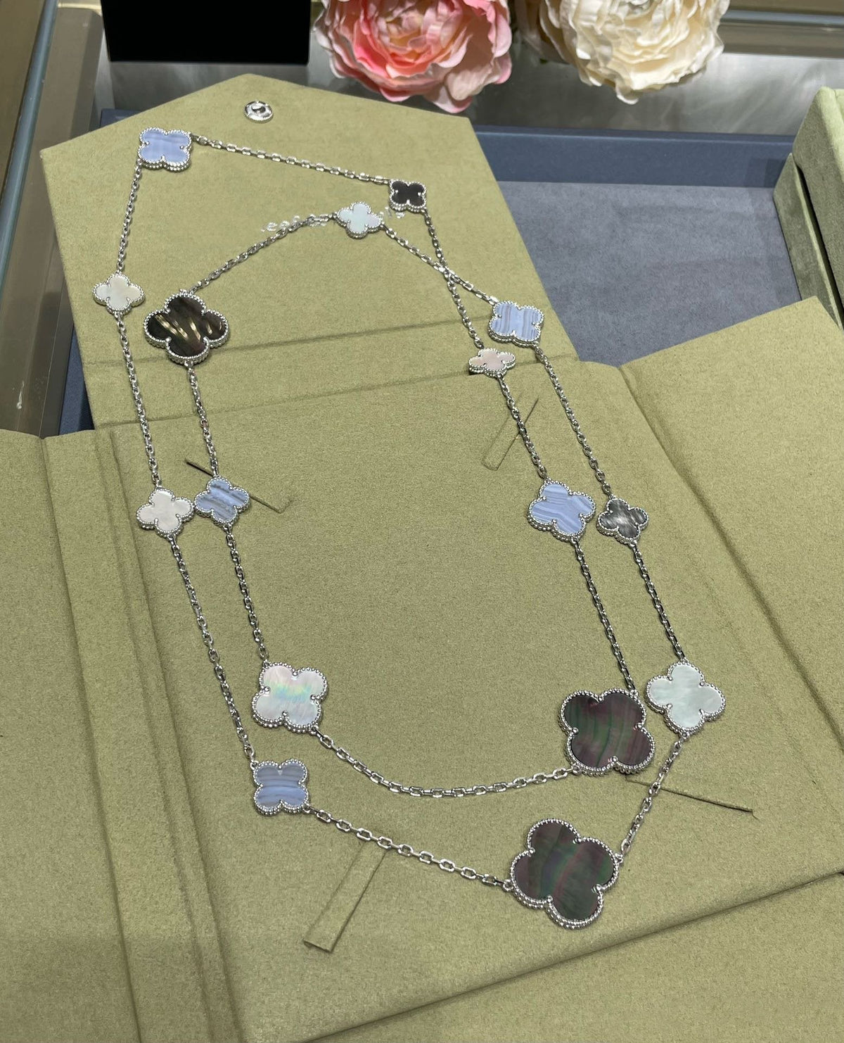 [Sophire Jewelry ]CLOVER 16 MOTIF CHALCEDONY MOP SILVER NECKLACE