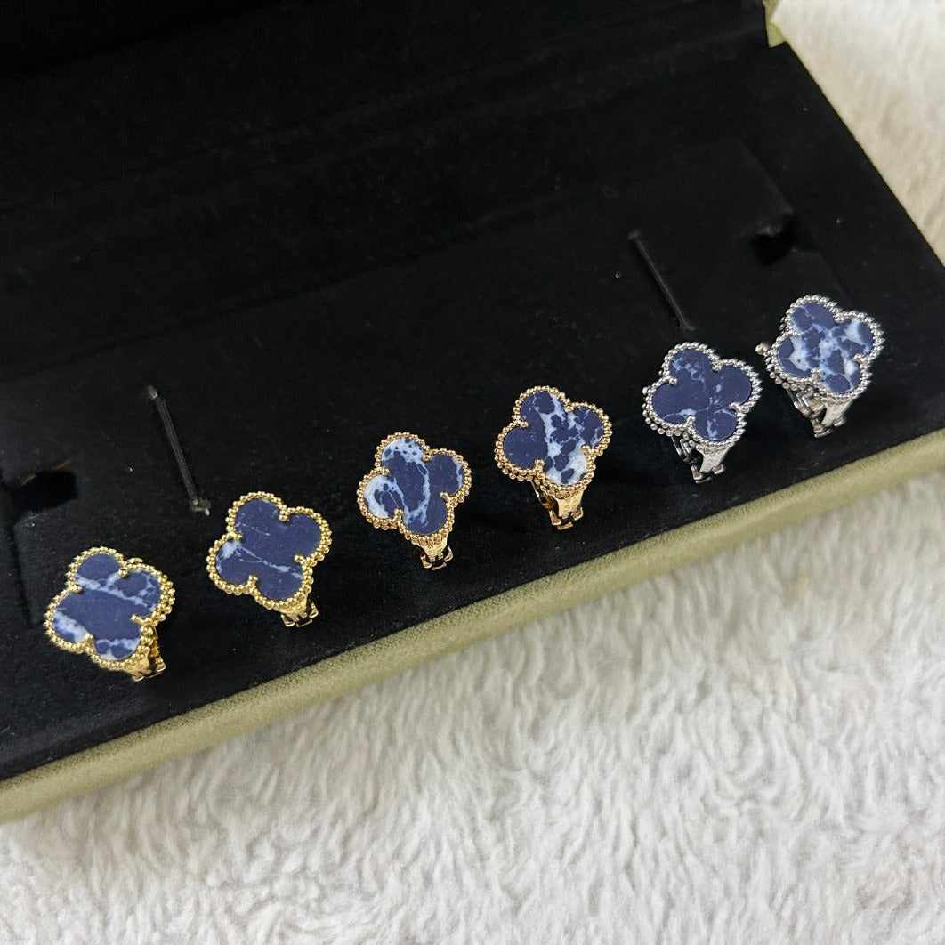 [Sophire Jewelry ]CLOVER PIETERSITE MEDIUM STUD EARRINGS