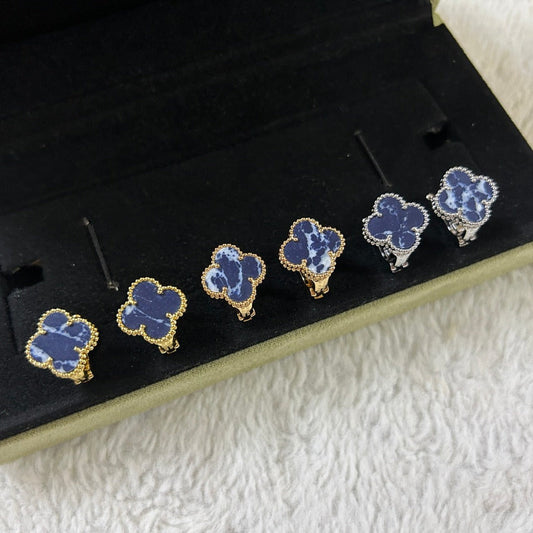 [Sophire Jewelry ]CLOVER PIETERSITE MEDIUM STUD EARRINGS