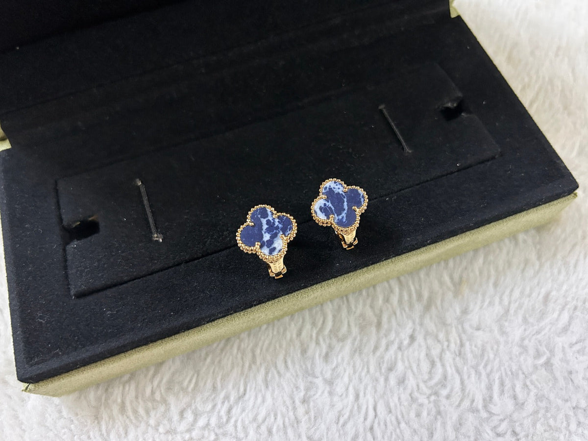 [Sophire Jewelry ]CLOVER PIETERSITE MEDIUM STUD EARRINGS