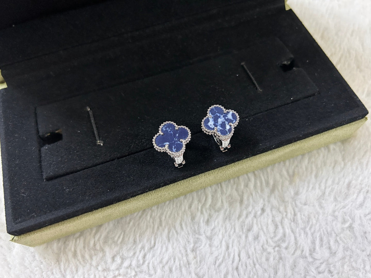 [Sophire Jewelry ]CLOVER PIETERSITE MEDIUM STUD EARRINGS