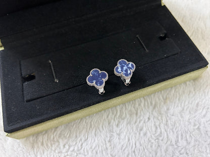 [Sophire Jewelry ]CLOVER PIETERSITE MEDIUM STUD EARRINGS