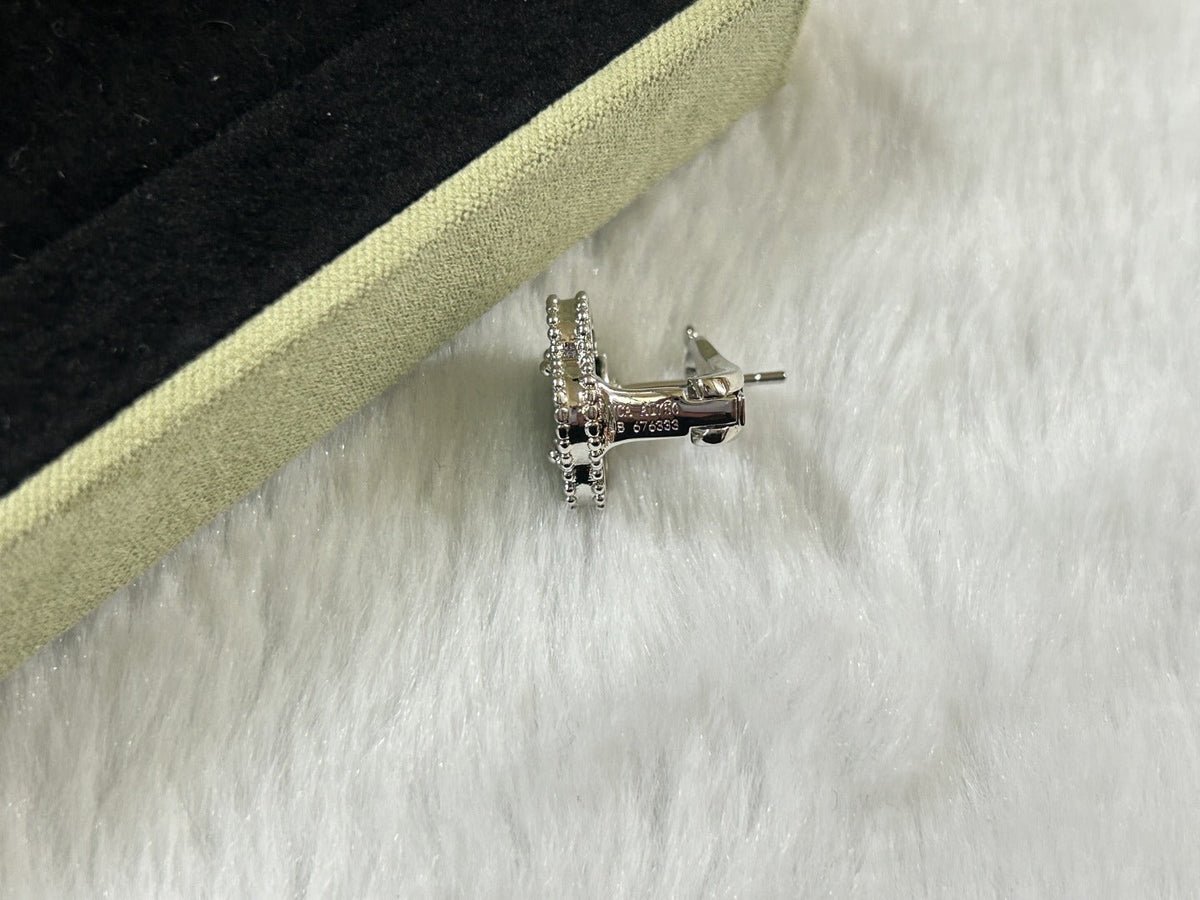 [Sophire Jewelry ]CLOVER PIETERSITE MEDIUM STUD EARRINGS