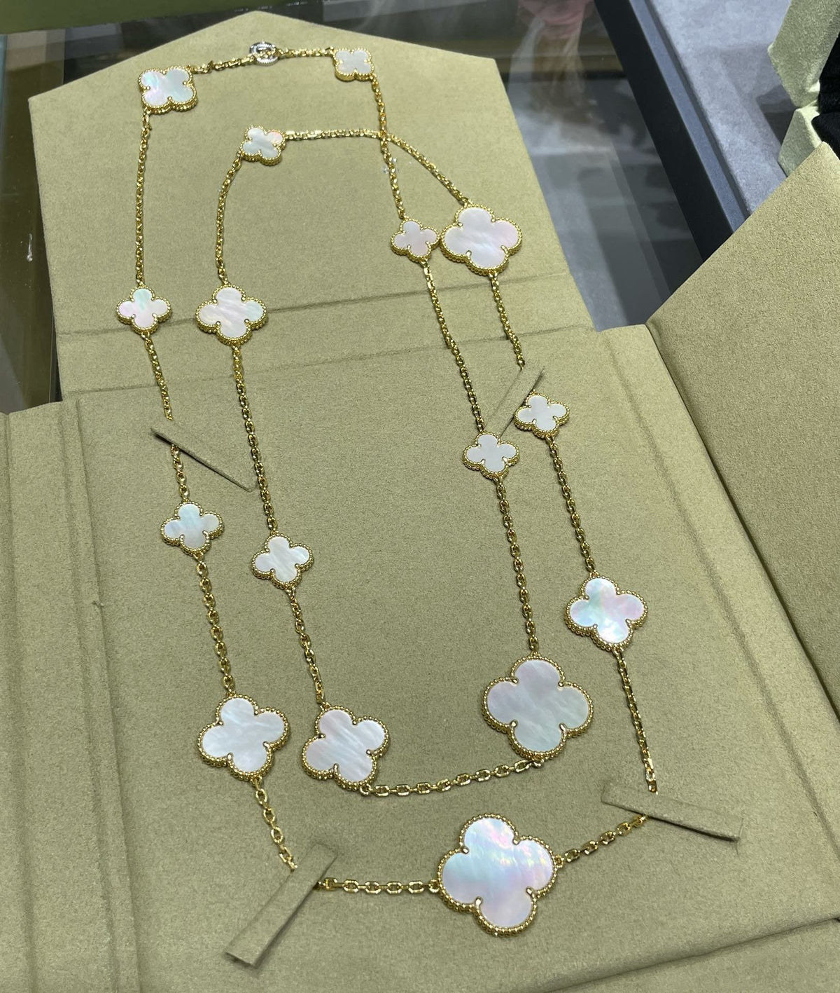[Sophire Jewelry ]CLOVER 16 MOTIF WHITE MOP GOLD NECKLACE