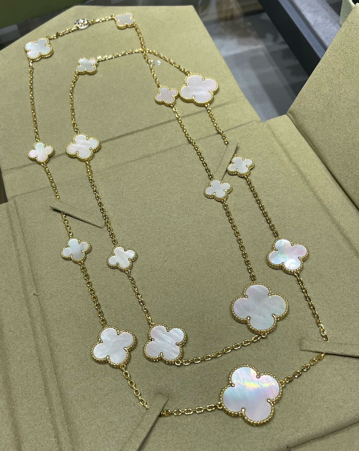 [Sophire Jewelry ]CLOVER 16 MOTIF WHITE MOP GOLD NECKLACE