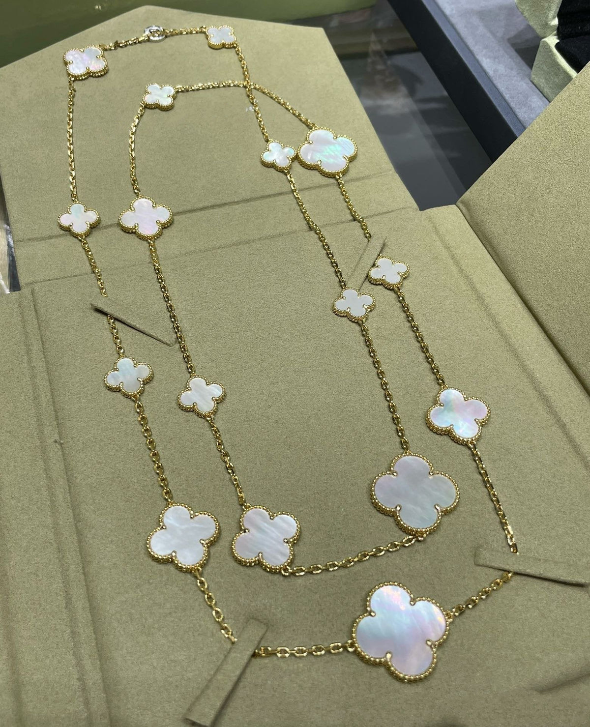 [Sophire Jewelry ]CLOVER 16 MOTIF WHITE MOP GOLD NECKLACE