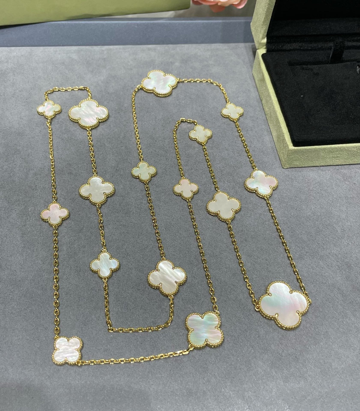 [Sophire Jewelry ]CLOVER 16 MOTIF WHITE MOP GOLD NECKLACE