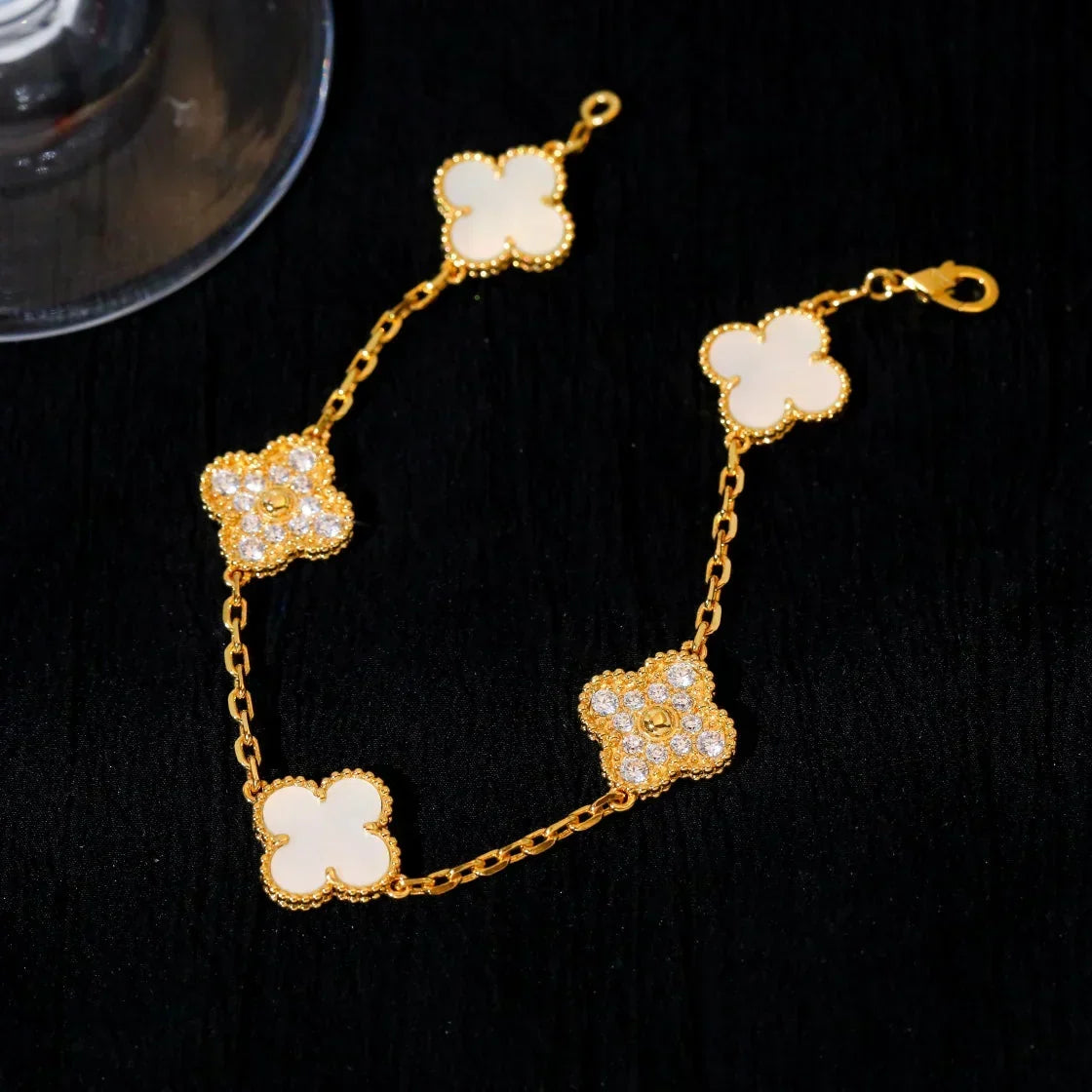 [Sophire Jewelry ]CLOVER WHITE PEARL MOP 5 MOTIF BRACELET COLLECTION