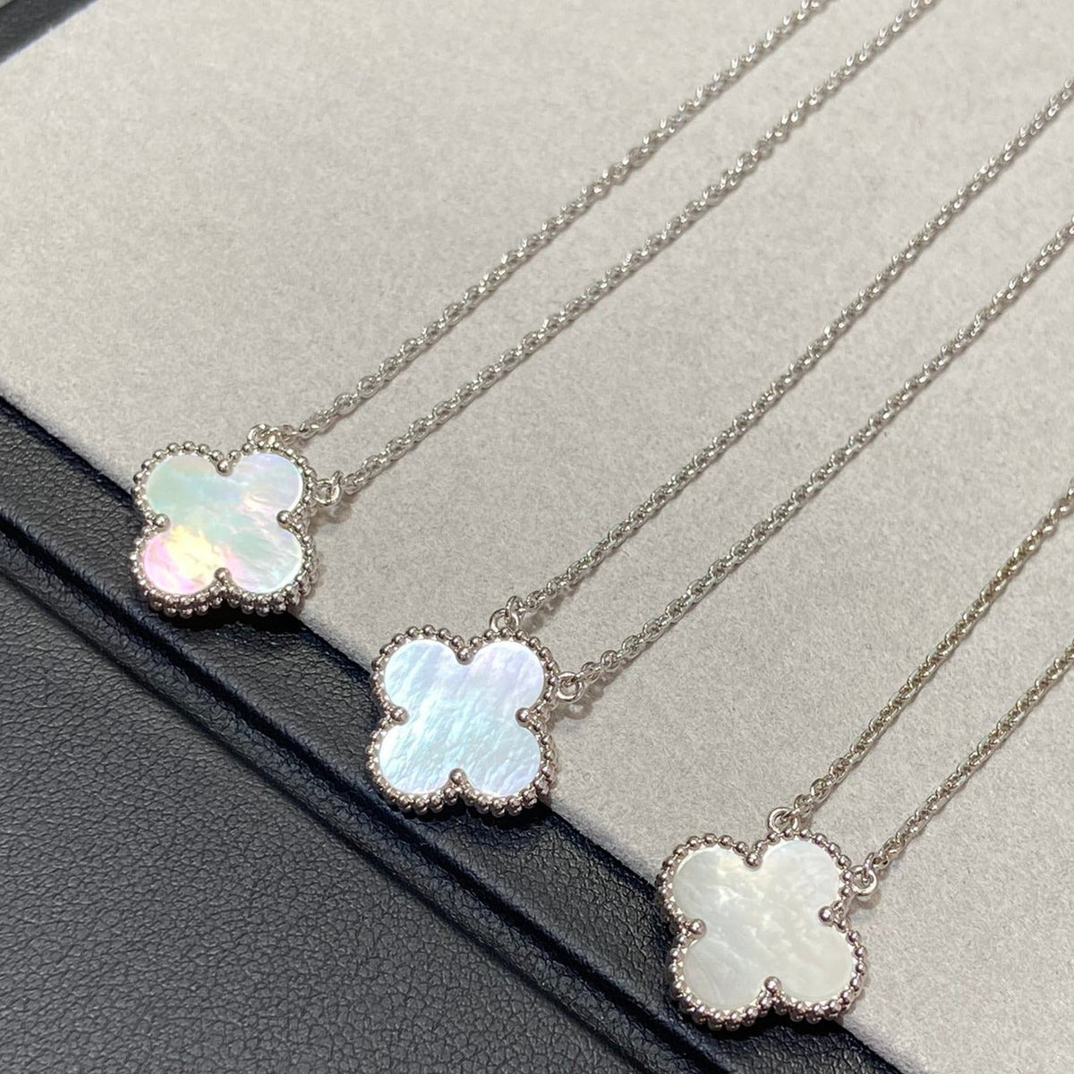 [Sophire Jewelry ]CLOVER MEDIUM SILVER WHITE MOP NECKLACE