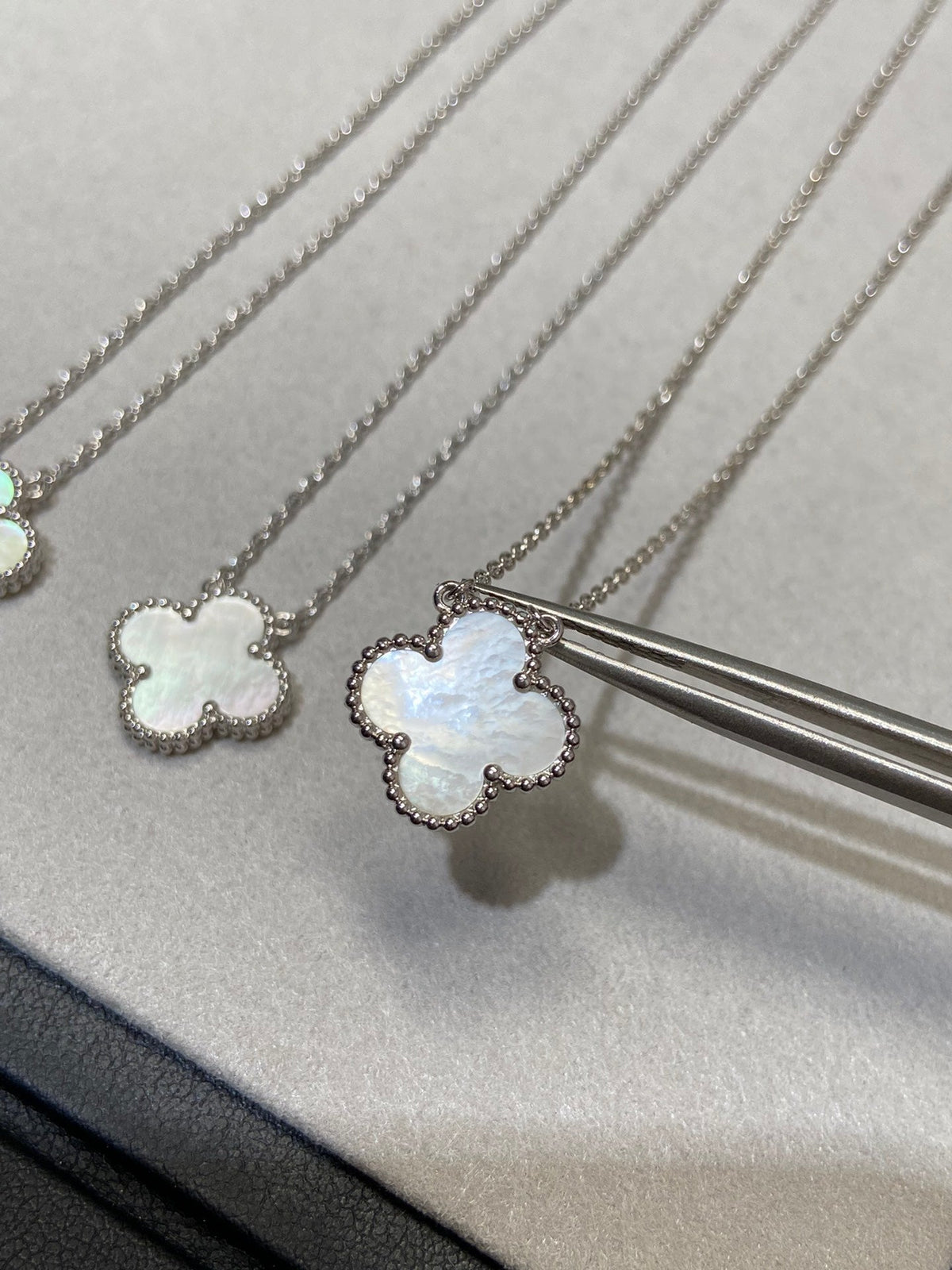 [Sophire Jewelry ]CLOVER MEDIUM SILVER WHITE MOP NECKLACE