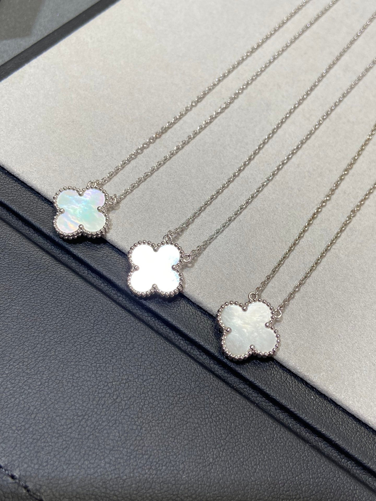 [Sophire Jewelry ]CLOVER MEDIUM SILVER WHITE MOP NECKLACE