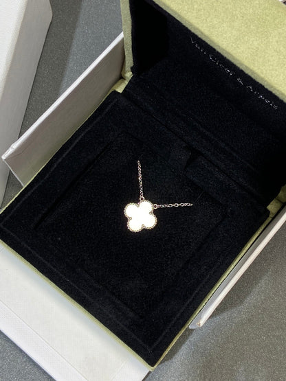 [Sophire Jewelry ]CLOVER MEDIUM SILVER WHITE MOP NECKLACE