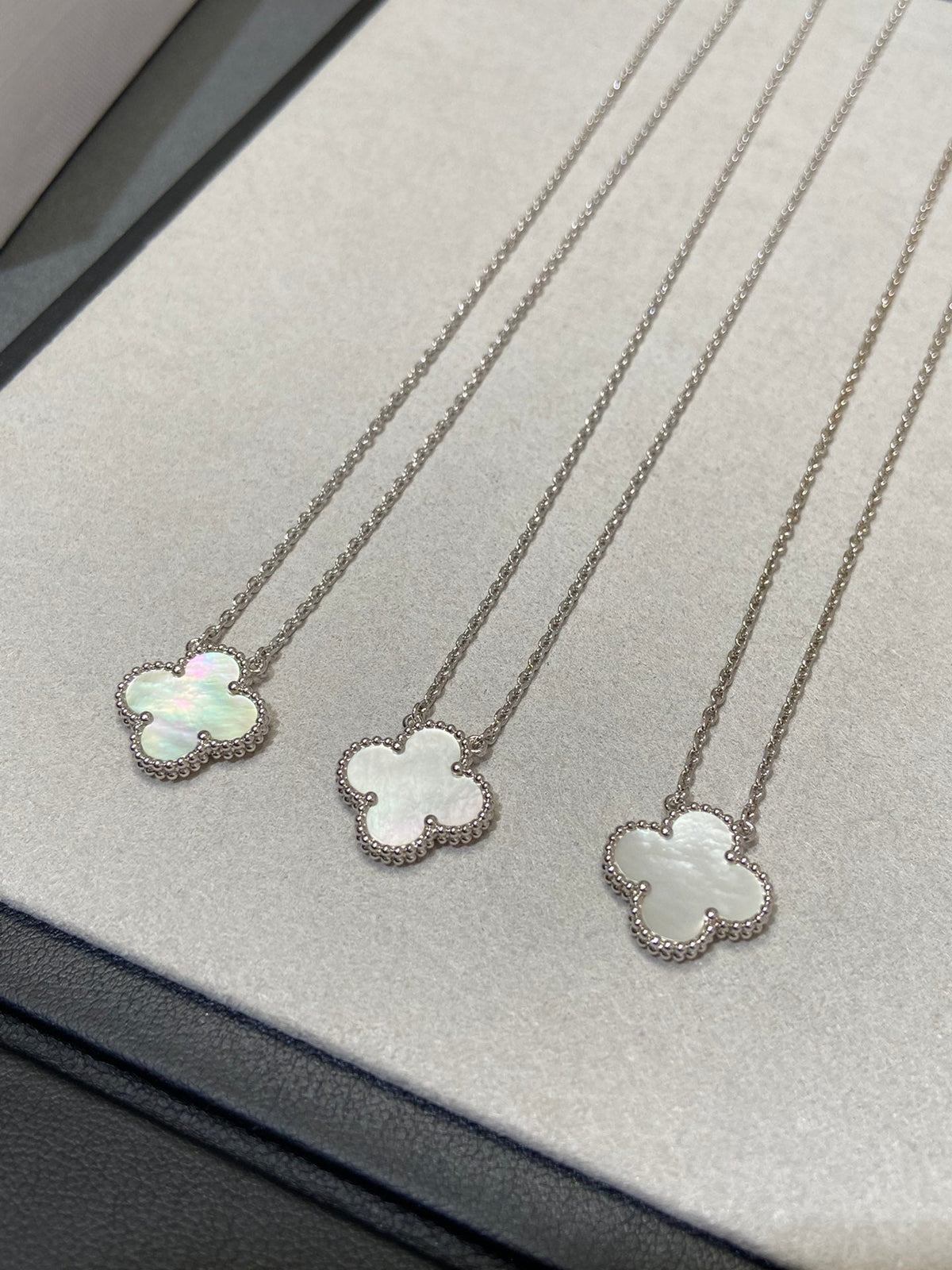 [Sophire Jewelry ]CLOVER MEDIUM SILVER WHITE MOP NECKLACE