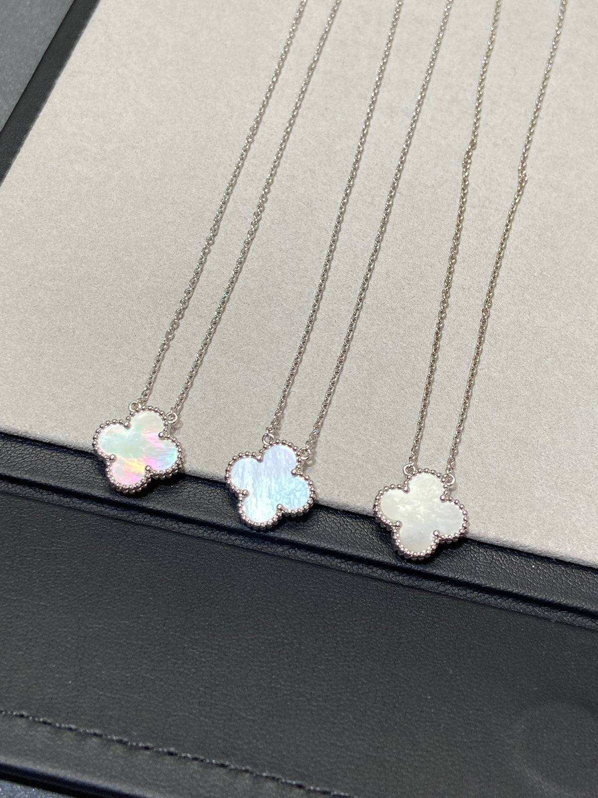 [Sophire Jewelry ]CLOVER MEDIUM SILVER WHITE MOP NECKLACE