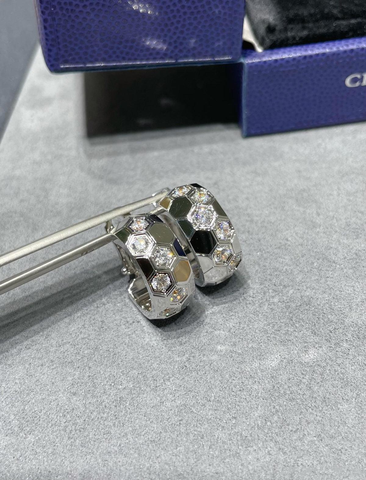 [Sophire Jewelry ]BEE LOVE DIAMOND HOOP EARRINGS