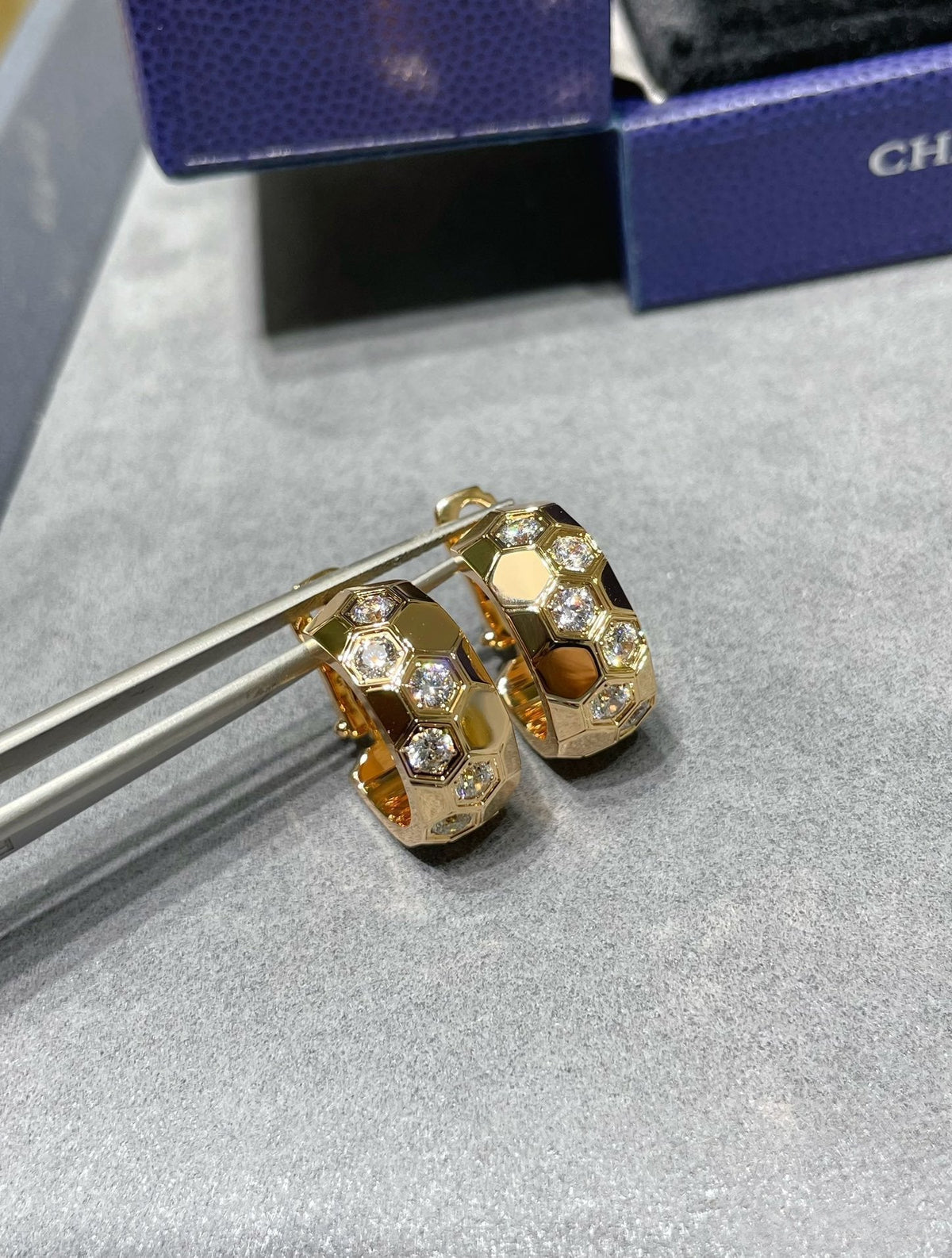 [Sophire Jewelry ]BEE LOVE DIAMOND HOOP EARRINGS