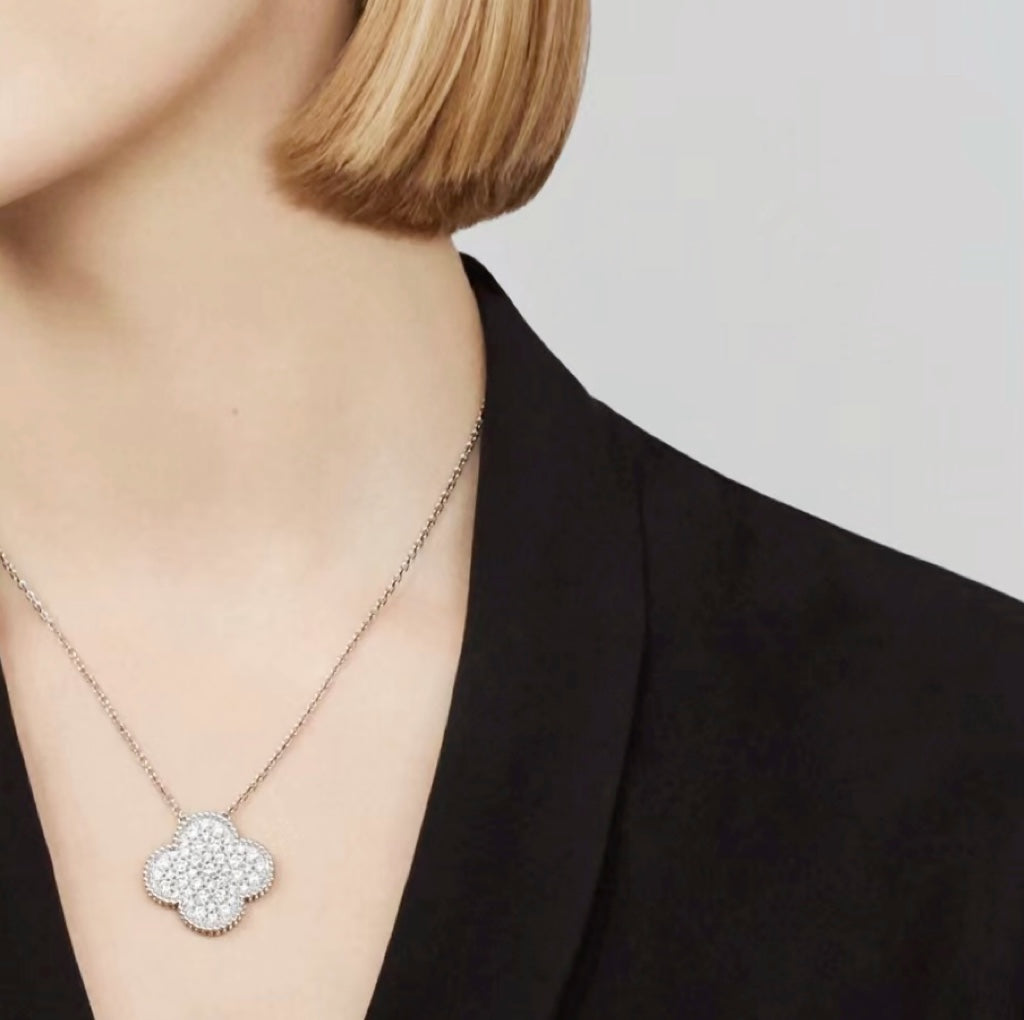 [Sophire Jewelry ]CLOVER 25MM LARGE PENDANT DIAMOND PAVED SILVER NECKLACE