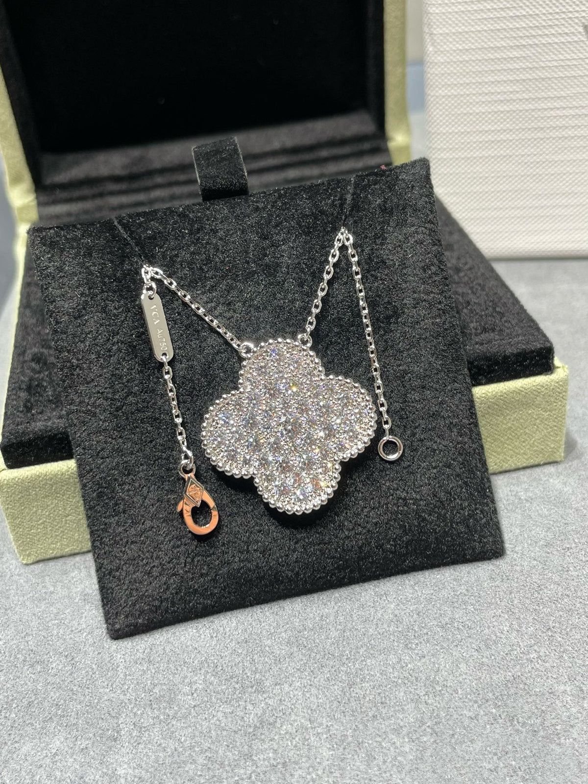 [Sophire Jewelry ]CLOVER 25MM LARGE PENDANT DIAMOND PAVED SILVER NECKLACE