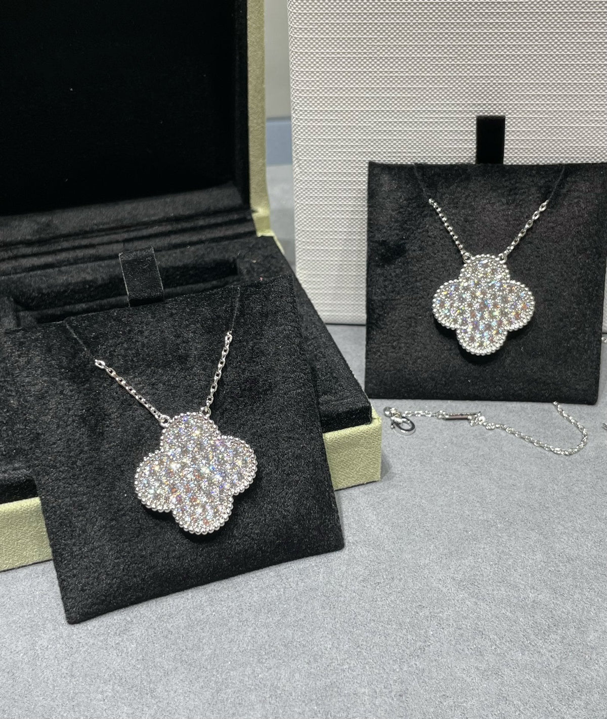 [Sophire Jewelry ]CLOVER 25MM LARGE PENDANT DIAMOND PAVED SILVER NECKLACE
