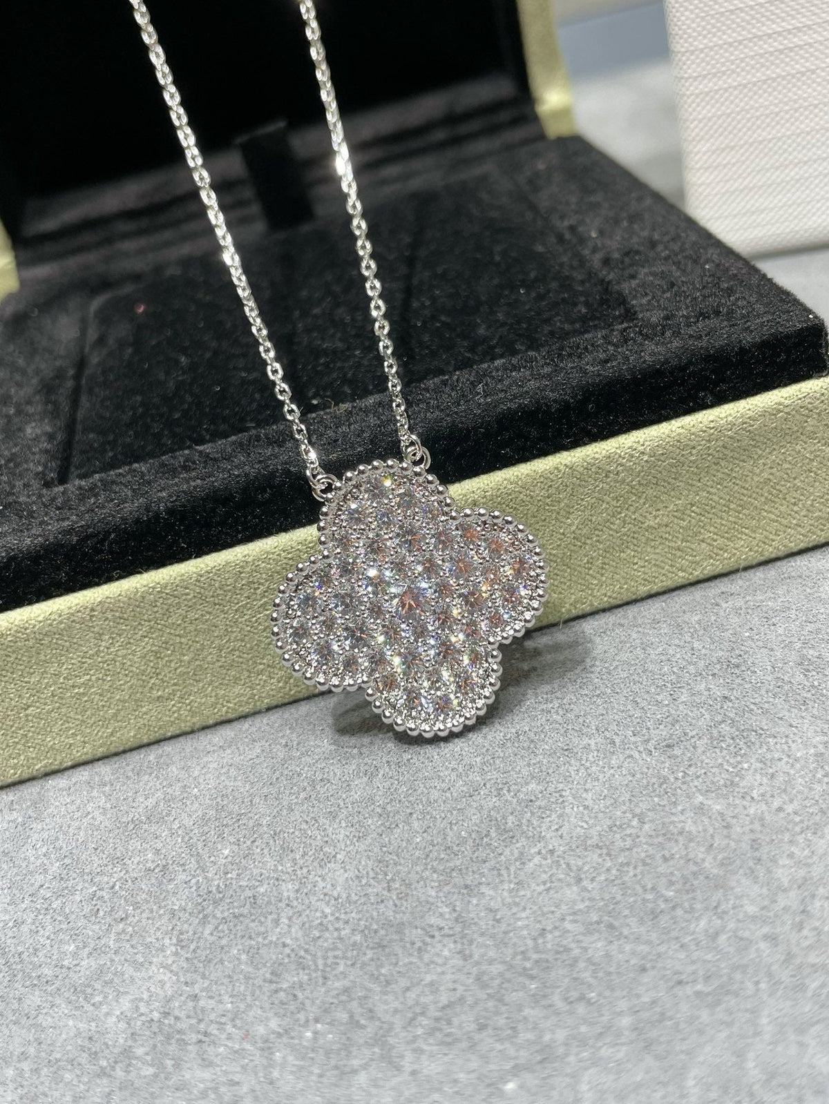 [Sophire Jewelry ]CLOVER 25MM LARGE PENDANT DIAMOND PAVED SILVER NECKLACE