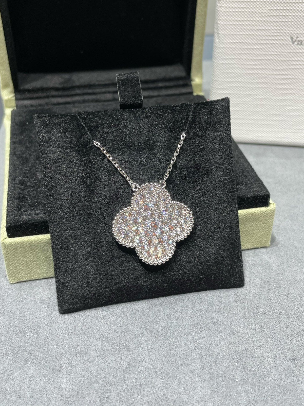 [Sophire Jewelry ]CLOVER 25MM LARGE PENDANT DIAMOND PAVED SILVER NECKLACE