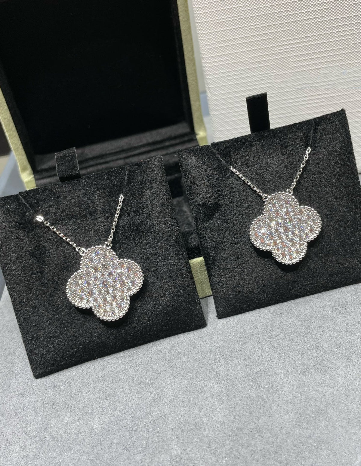 [Sophire Jewelry ]CLOVER 25MM LARGE PENDANT DIAMOND PAVED SILVER NECKLACE