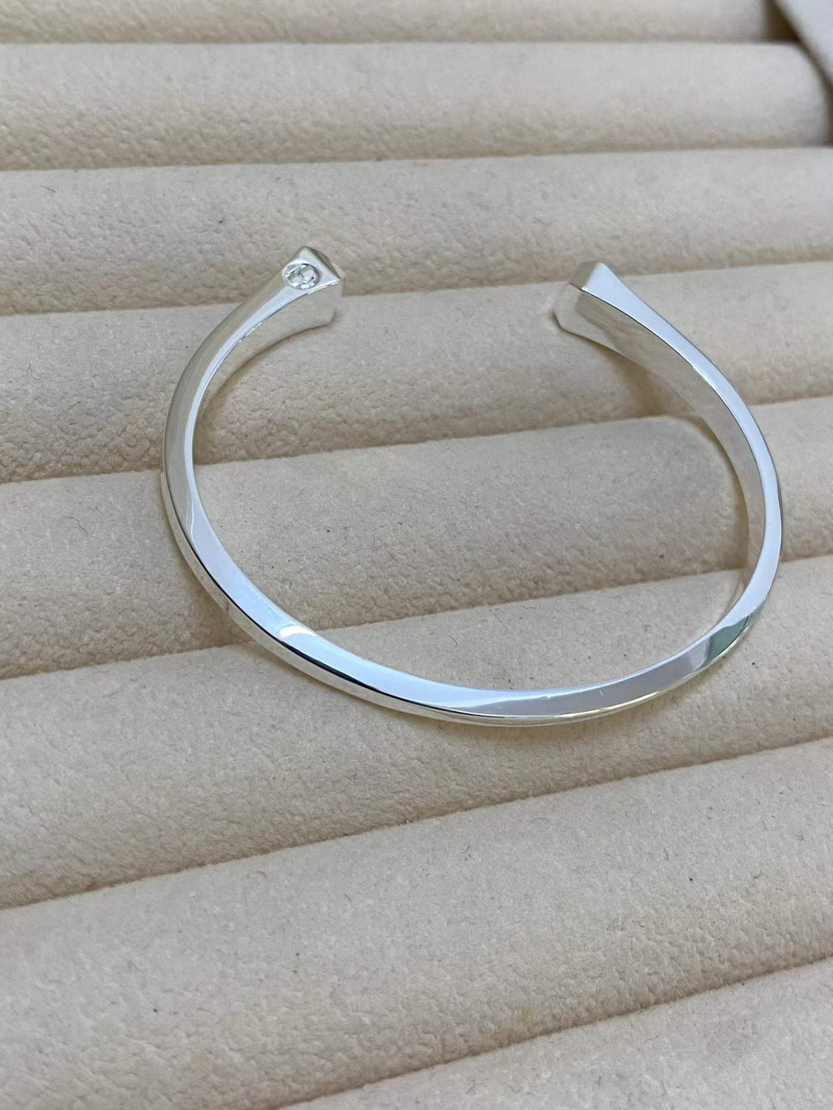 [Sophire Jewelry]CLOU DE FORGE SQUARE CONE STUDS OPEN CUFF ONE SIZE