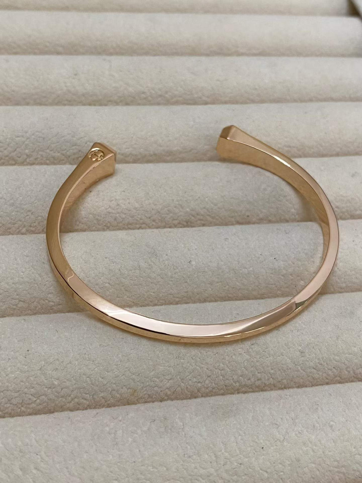 [Sophire Jewelry]CLOU DE FORGE SQUARE CONE STUDS OPEN CUFF ONE SIZE