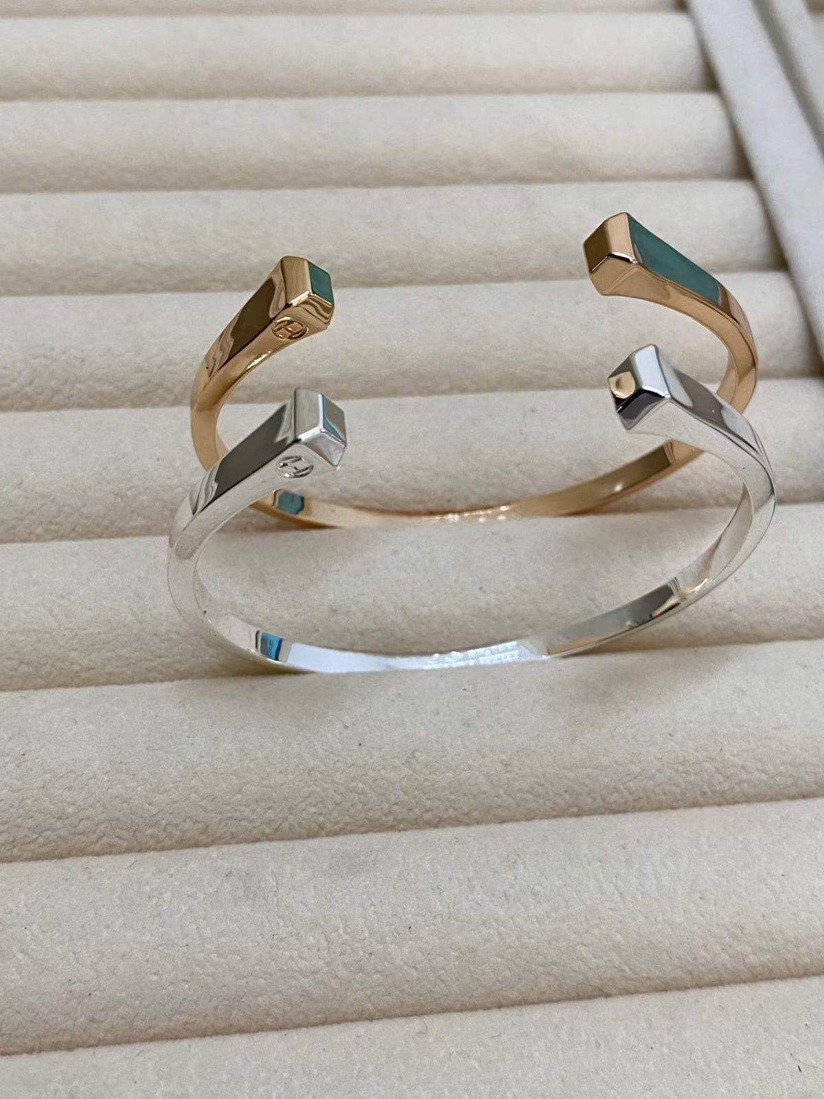 [Sophire Jewelry]CLOU DE FORGE SQUARE CONE STUDS OPEN CUFF ONE SIZE