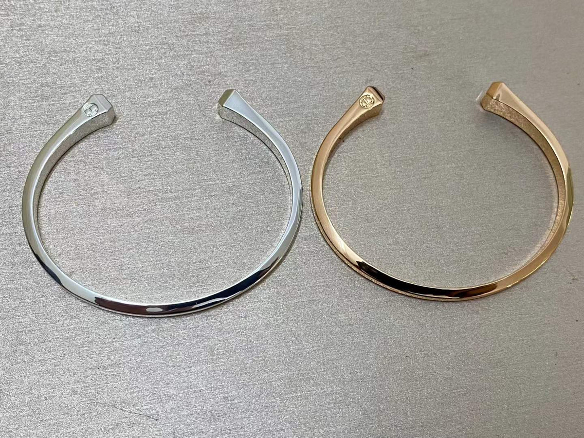 [Sophire Jewelry]CLOU DE FORGE SQUARE CONE STUDS OPEN CUFF ONE SIZE