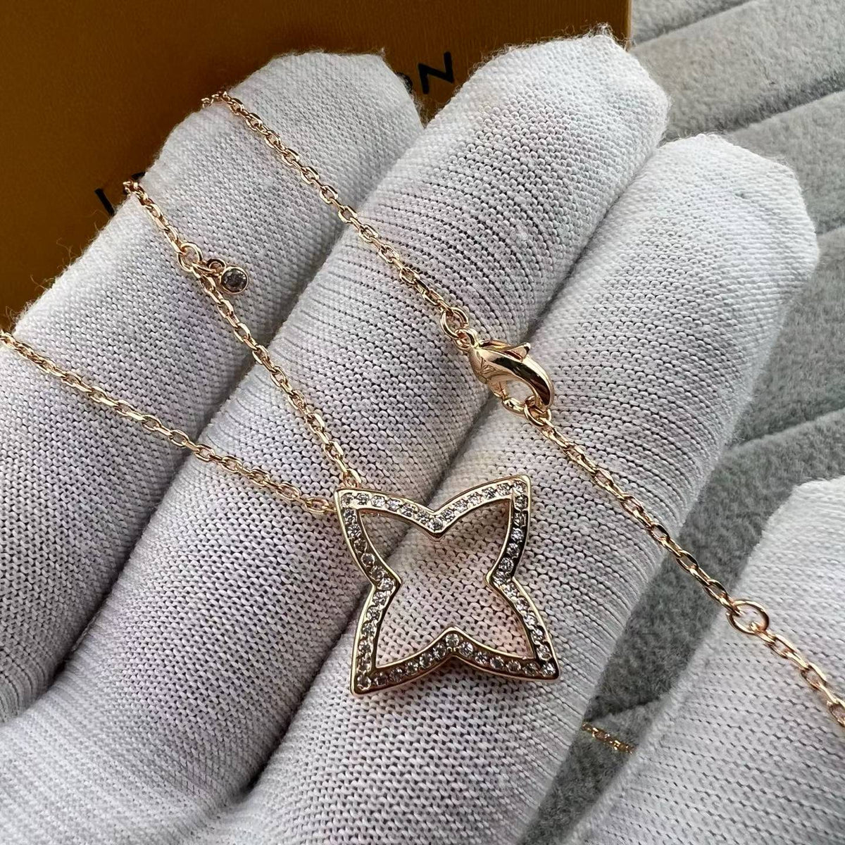 [Sophire Jewelry]FOUR-LEAF CLOVER OPENWORK NECKLACE