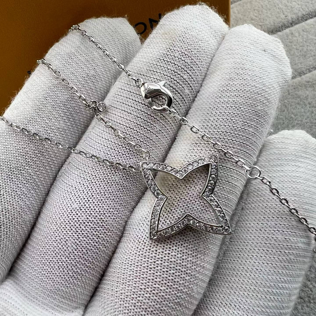 [Sophire Jewelry]FOUR-LEAF CLOVER OPENWORK NECKLACE
