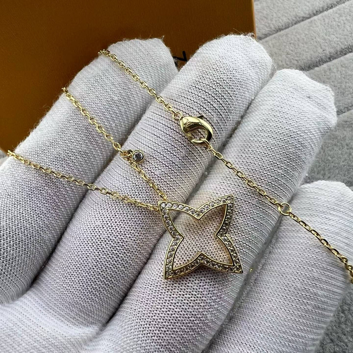 [Sophire Jewelry]FOUR-LEAF CLOVER OPENWORK NECKLACE