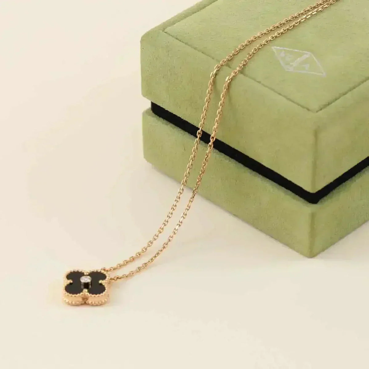 [Sophire Jewelry ]CLOVER 15MM DIAMOND ONYX NECKLACE