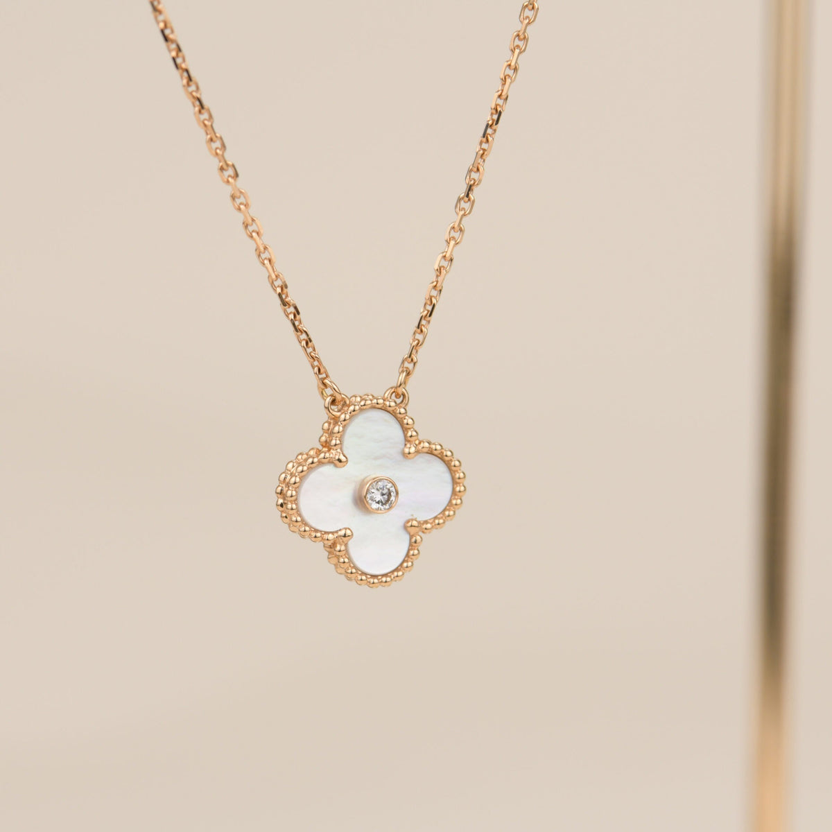 [Sophire Jewelry ]CLOVER 15MM DIAMOND WHITE FRITILLARIA NECKLACE