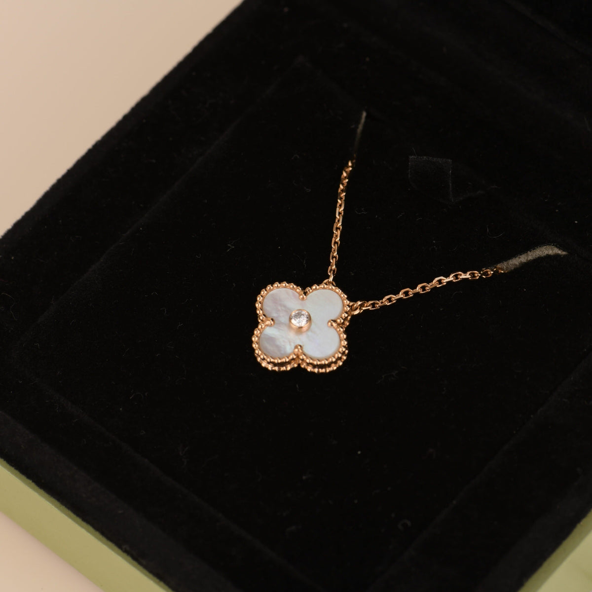 [Sophire Jewelry ]CLOVER 15MM DIAMOND WHITE FRITILLARIA NECKLACE