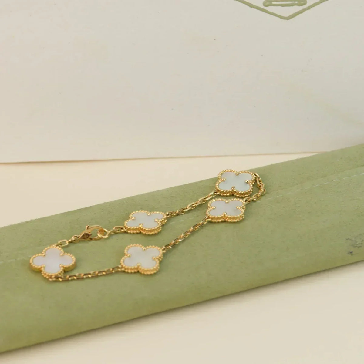 [Sophire Jewelry ]CLOVER WHITE PEARL MOP 5 MOTIF BRACELET COLLECTION