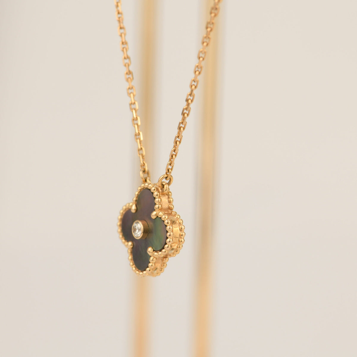 [Sophire Jewelry ]CLOVER 15MM DIAMOND AND MOTHER-OF-GREY NECKLACE