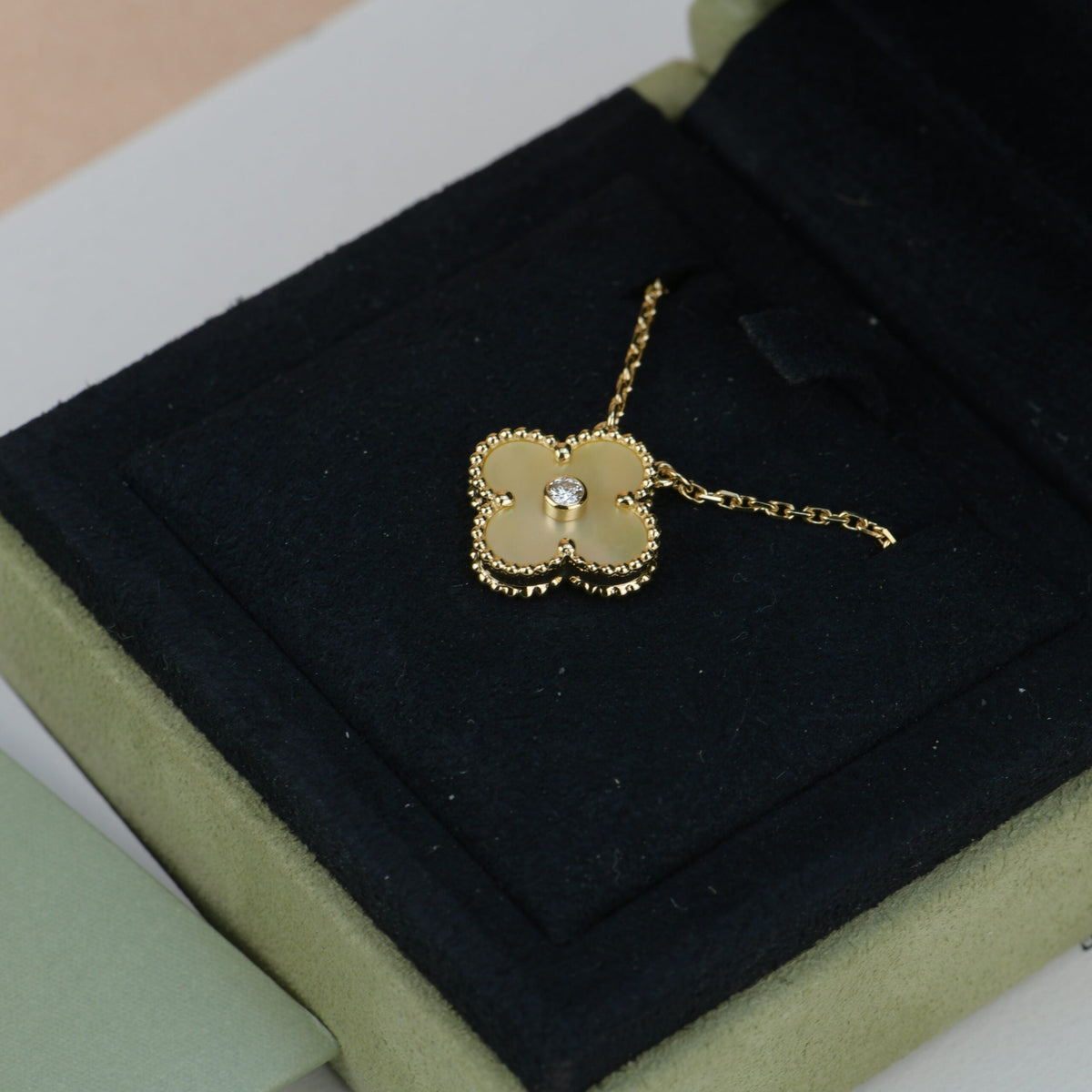 [Sophire Jewelry ]CLOVER 15MM DIAMOND GOLD MOTHER OF PEARL NECKLACE
