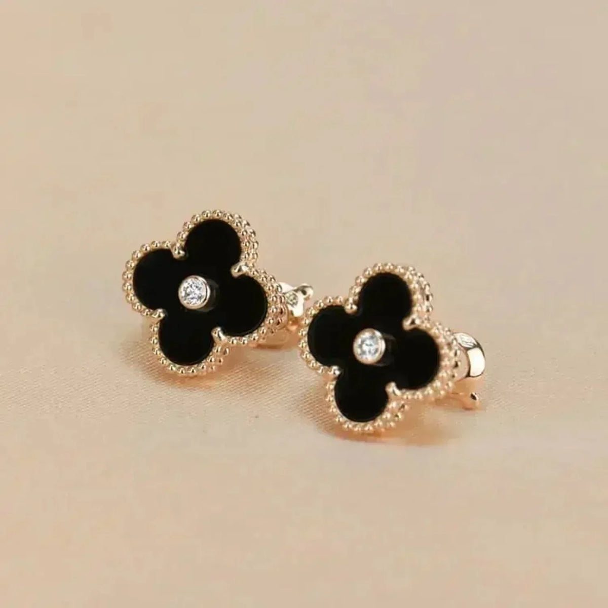 [Sophire Jewelry ]CLOVER MEDIUM 1 MOTIFS ONYX DIAMOND EARRINGS
